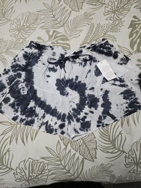 STARKX Tie-Dye Elastic Waist Shorts in Black and White